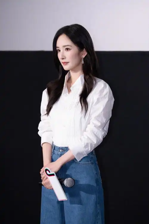 杨幂白衬衫搭配蓝色牛仔裤,简约时尚美丽大方.#明星穿搭# #杨幂