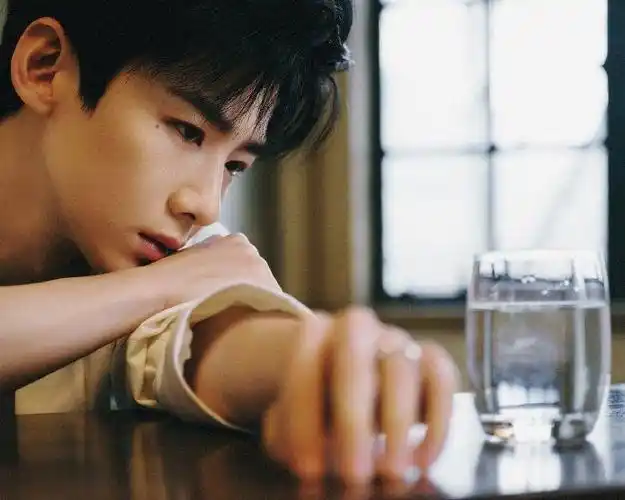 很难不被我们白敬亭帅到呀 672/ 9白敬亭穿白 白敬亭真的好适合穿