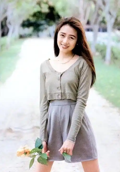 工藤静香的年轻时代(下图)她是工藤静香的闺蜜.