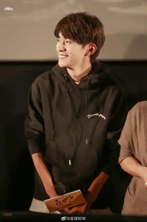 易烊千玺近日电影宣传造型,低调努力的他让我们看到了最动人的"小北"!