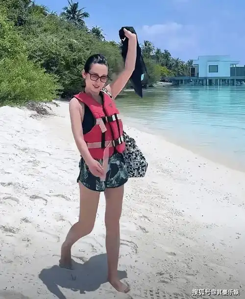 秦海璐海岛度假大秀浮潜技能,45岁依旧活力四射,网友直呼太会玩!