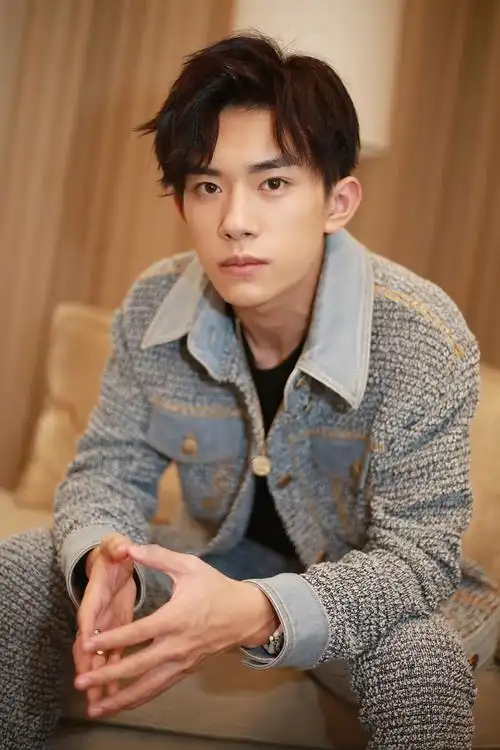 易烊千玺浅笑撩人