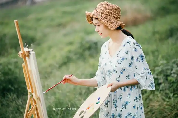 爱笑的女孩,笑容宛如阳光般明媚