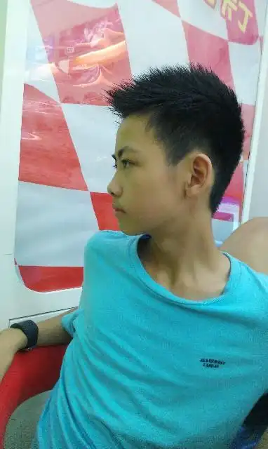 我是一名中学生,想让头发改变一下,头发较硬,想弄不要太长的发型.