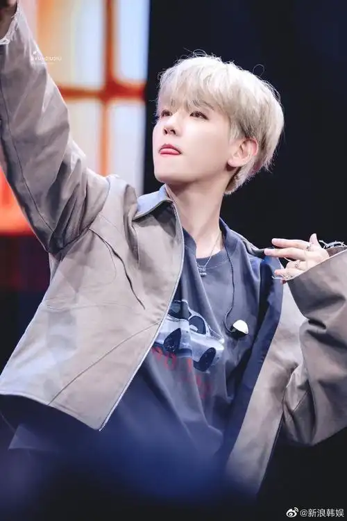 边伯贤超话#边伯贤overpass饭拍#白发卷毛小狗太爱啦呜呜呜yyds,只有