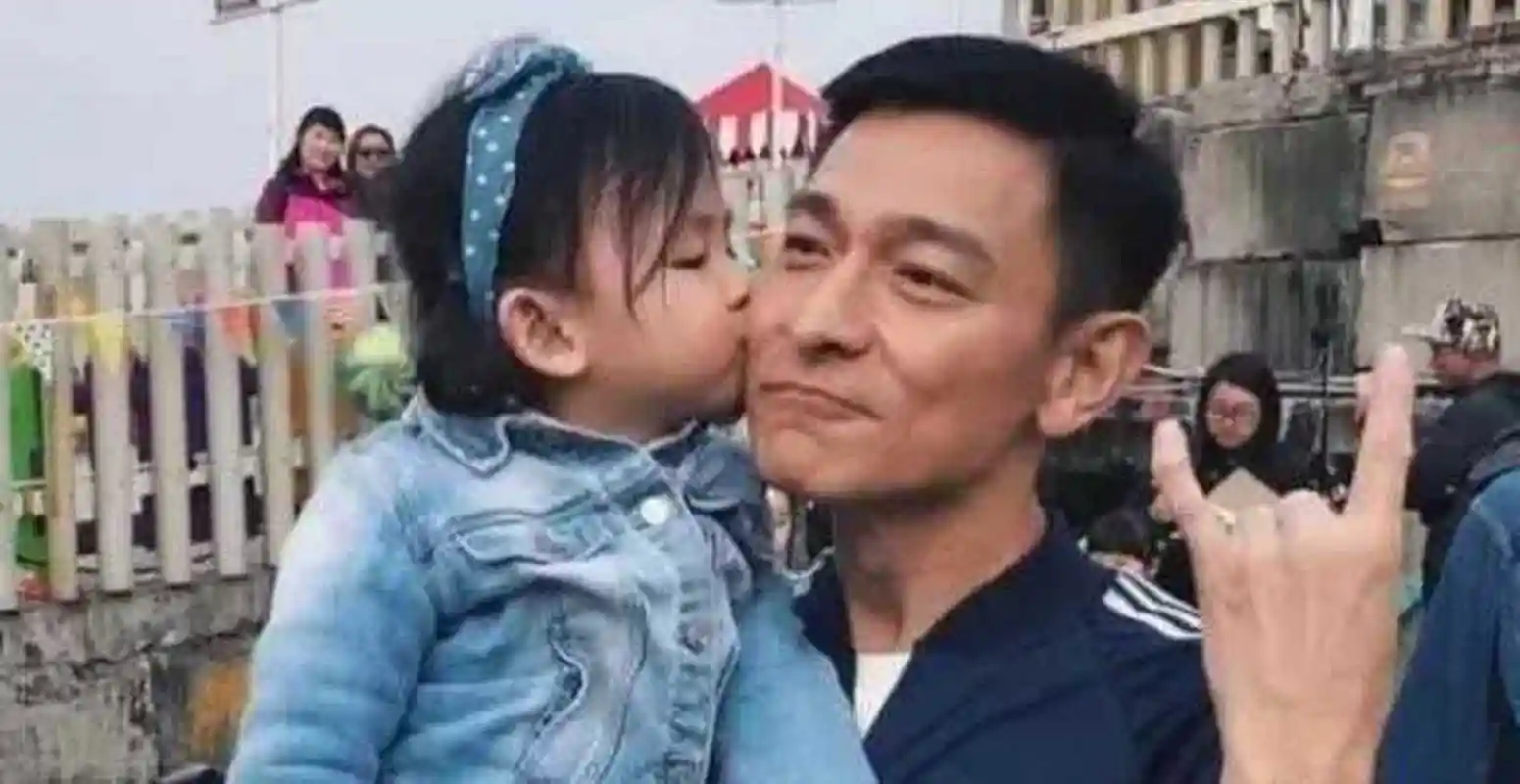 2012年5月9日,刘德华在一天之内就挥霍掉了5亿资产,只因自己的千金