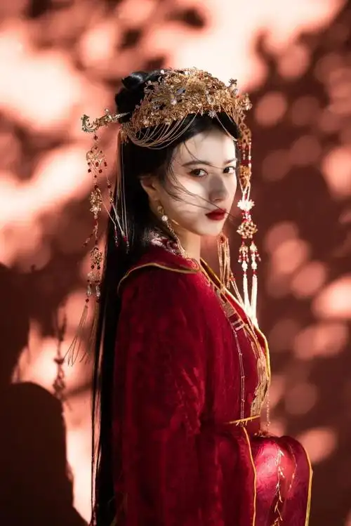 胡嘉欣古风红衣大片上线