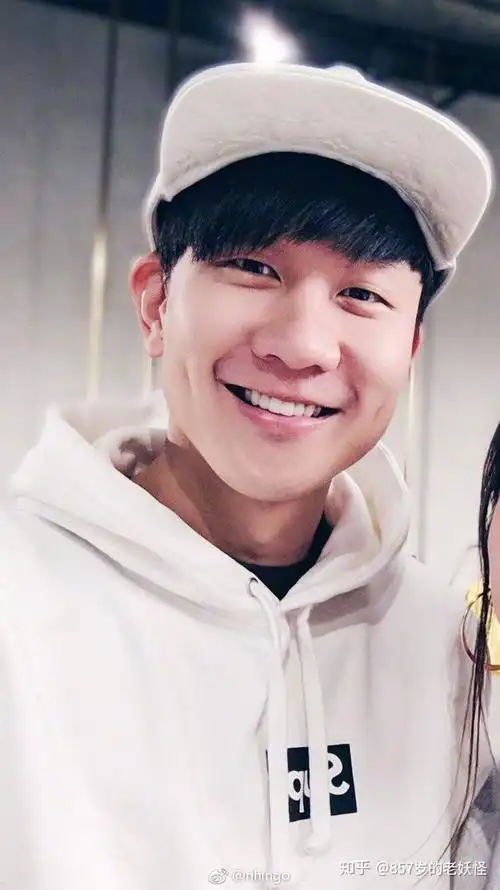 有哪些治愈系笑容的男明星?