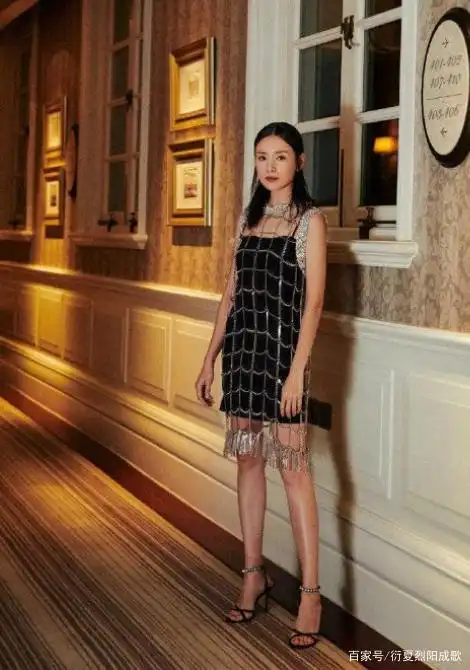 40岁董洁比25岁更漂亮,叠加搭黑色吊带裙,长腿若隐若现很有魅力
