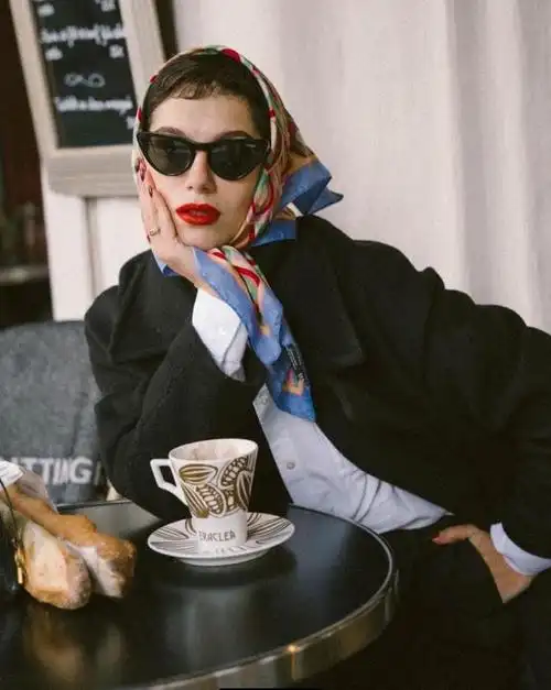 这位法国博主也曾因发型受到质疑,收到了 "像个男人/好丑……"等负面