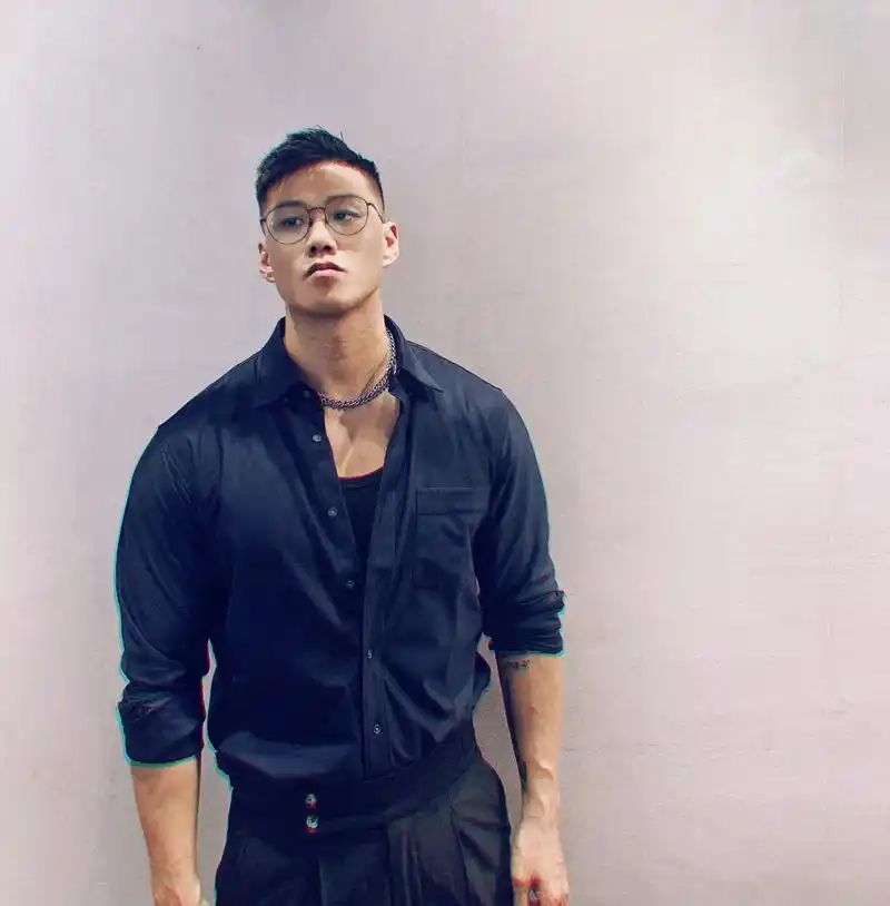 35岁健身穿搭.大叔还有大叔的样子#黑皮肤男孩 #痞帅 #荷 - 抖音