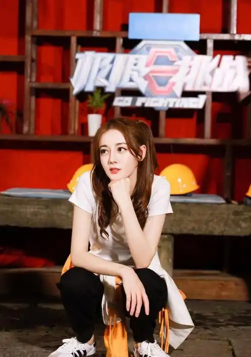 极限挑战中呆萌可爱热巴的手机壁纸你喜欢热巴节目中的表现吗