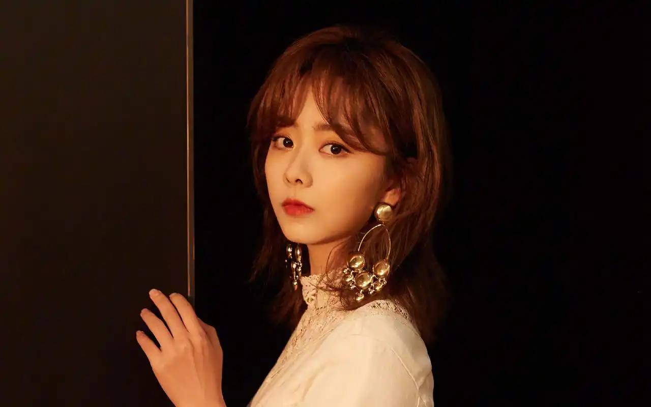 谭松韵时髦优雅高清桌面壁纸