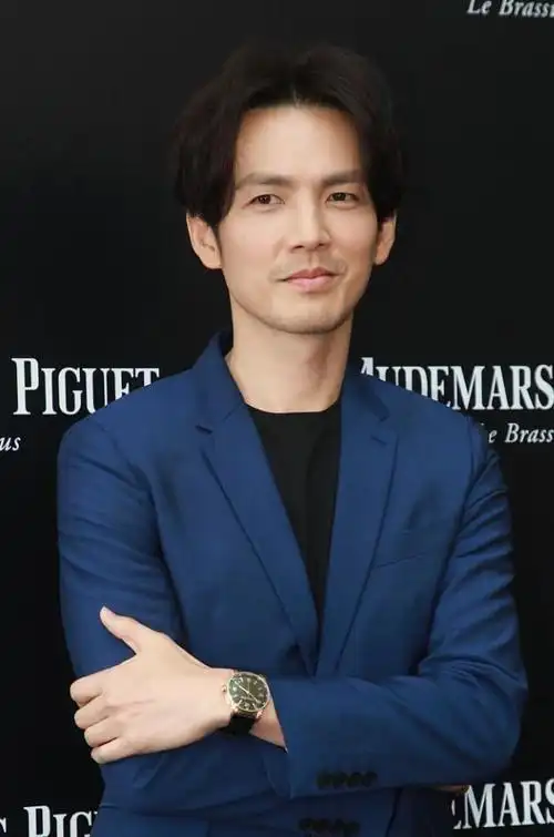 蓝色西服沉稳大气,硬朗帅气|西装|衬衫|工装裤|深蓝色|华语音乐|粤语