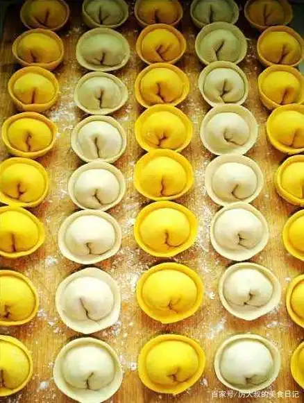 守岁时来上一盘元宝形状的饺子,寓意满满,您会包吗?