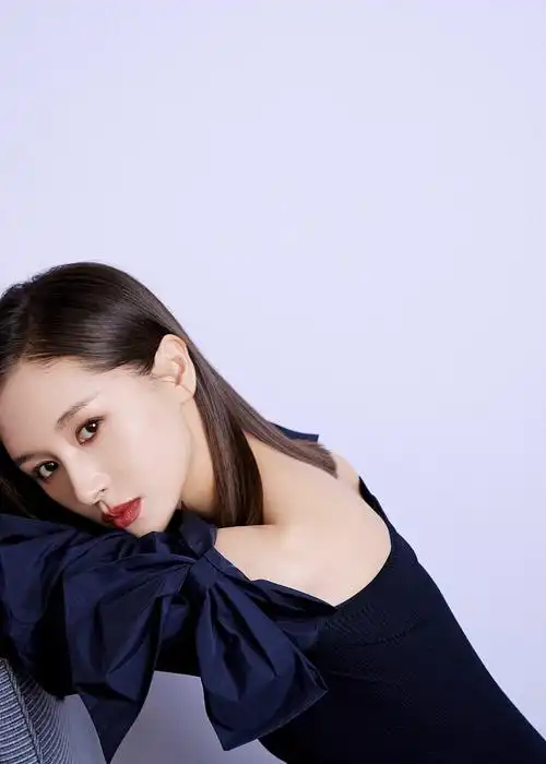 王子文的一组写真曝光,照片中她穿黑色花苞袖紧身上衣时髦干练,大秀