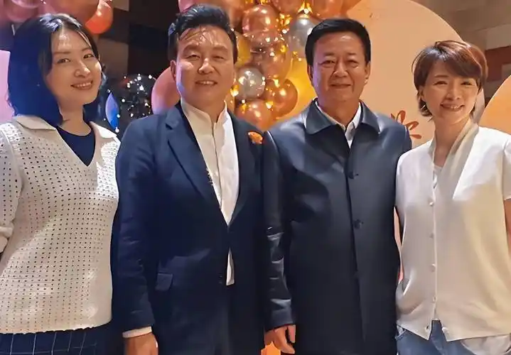 被诬告性骚扰六年后,60岁朱军罕见露面断崖式衰老,弦子变身编剧