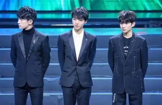 刘昊然易烊千玺现身母校,上演最萌身高差,昊然弟弟绅士腿太可爱