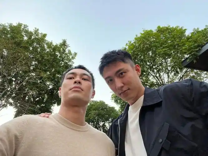 黄景瑜和朋友们在一起