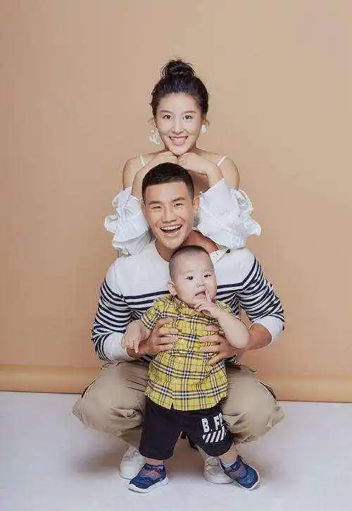 从照片中可以看出,谢孟伟与王莎莎两人都显得十分开心.