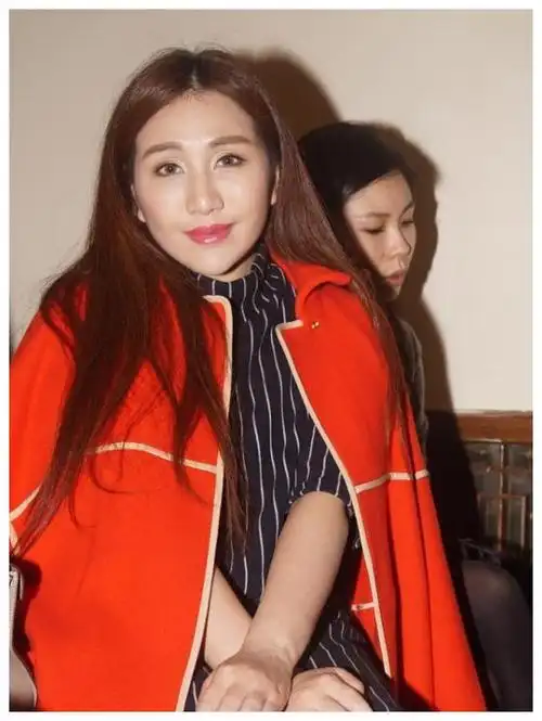 赌王女儿何超盈晒照瘦身成功,尖下巴明显,背后名画价值千万