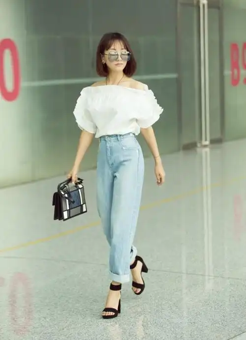 杨蓉一字肩配牛仔裤现身 休闲时髦性感妩媚
