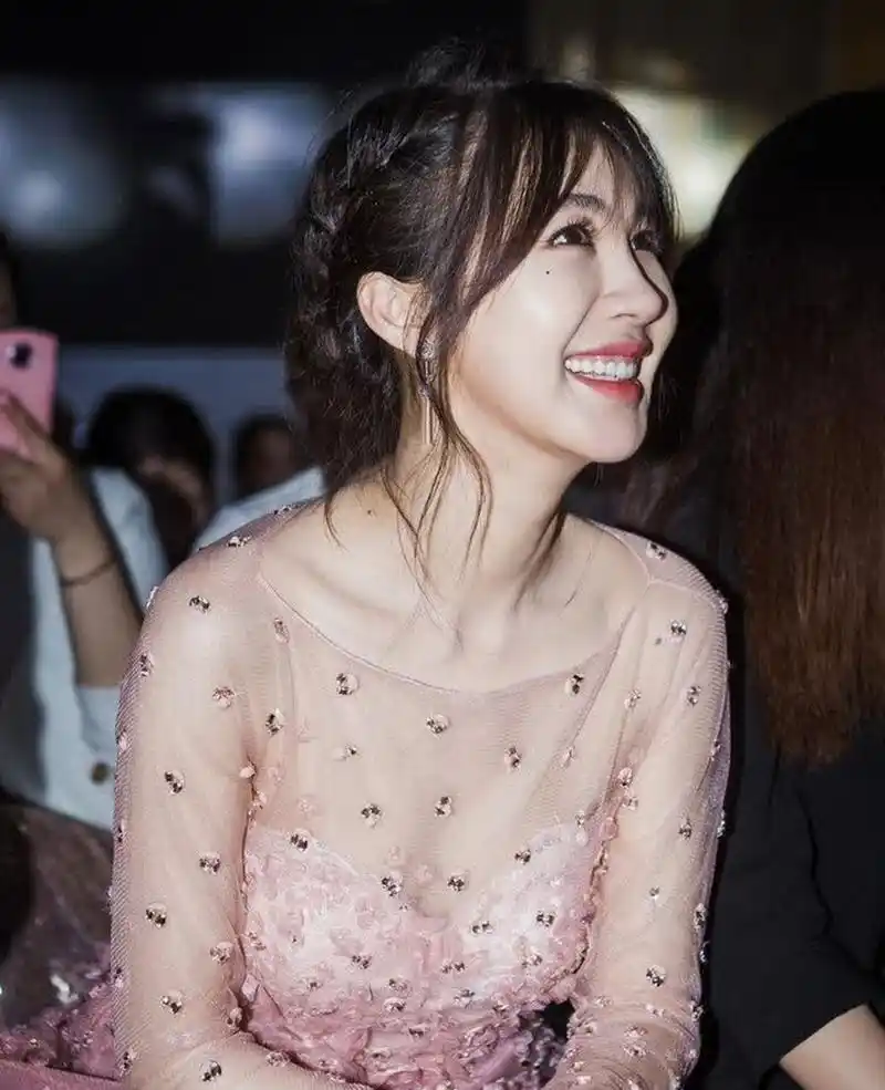 如果和黄晓明同台的人是"秦岚"而不是"李菲儿",黄晓明和杨颖还会联手