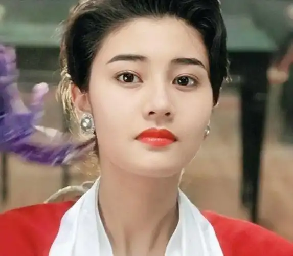 比如无论在tvb还是台湾都被称为古装女神的赵雅芝,当年她参加港姐选美