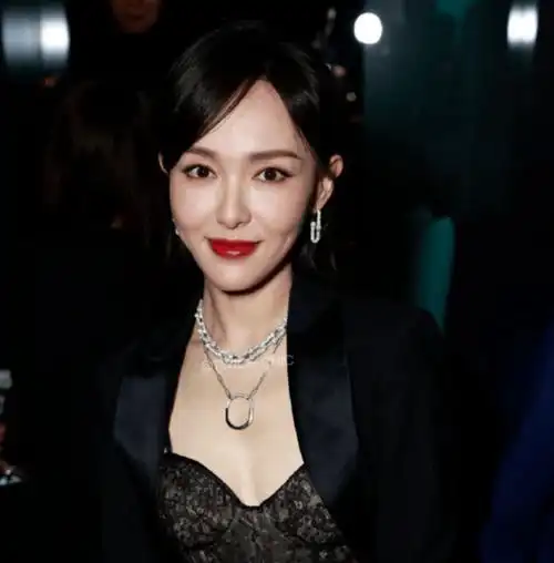 原创40岁唐嫣最新生图引热议苹果肌抢镜年龄感重网友感叹老了