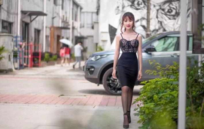 性感女郎爱上路虎发现神行