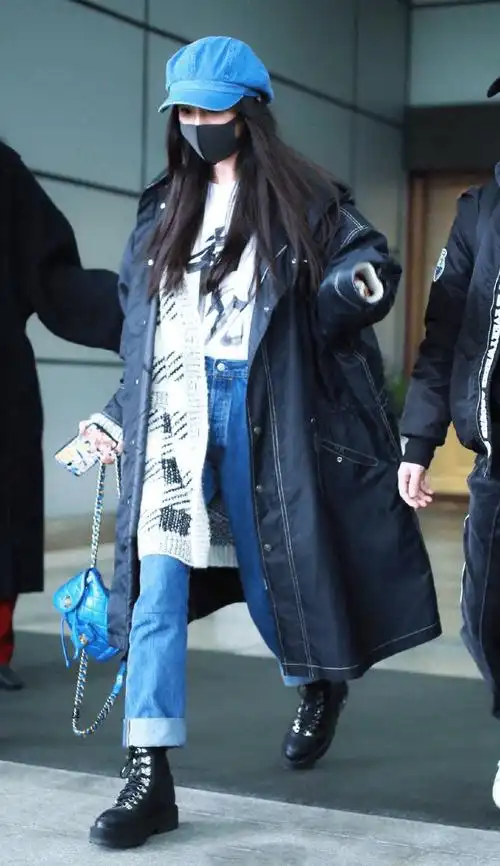 原创杨幂带火了多巴胺穿搭棕色大衣橘色背心牛仔裤时髦减龄又高级