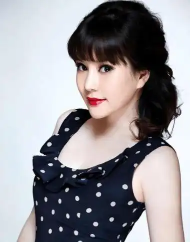 多年后再看袁茵,才明白她当年为何离开侯耀文,转身嫁给了戴志诚