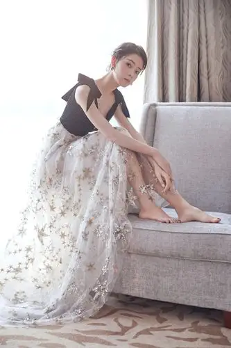 陈瑶放得开,穿抹胸连衣裙嫌不够性感,裙摆开叉设计更招摇!