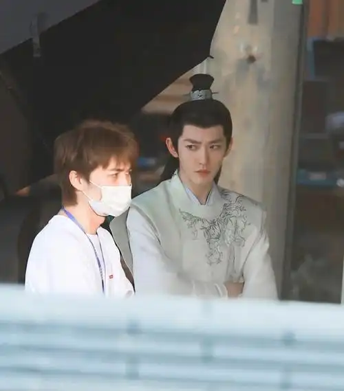 邓为  感觉为子不笑的时候也挺惆怅的 这眉毛真想给他抹平