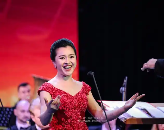 男声独唱【棒棒锤在岩头上】,演唱:方君