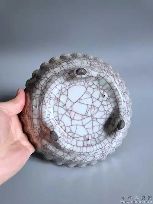 宋代官窑冰裂开片瓷盘