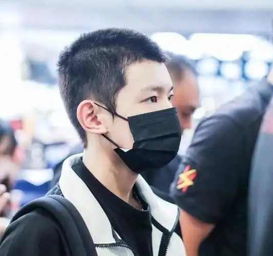 王俊凯尝试寸头新造型tfboys颜值高低一比见分晓