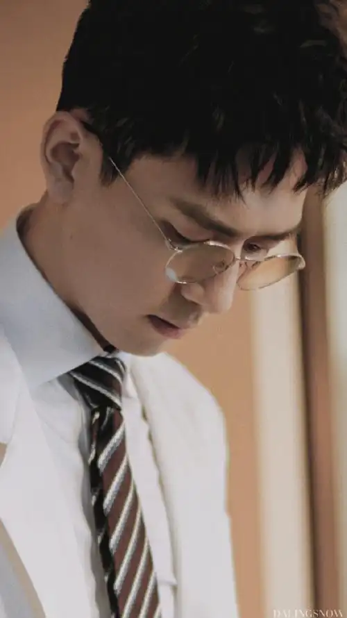 李现摘眼镜##superelle盛典红毯##李现白色复古西装