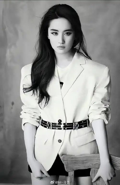 只想跟你花雨中可抱拥" 刘亦菲  美出高级感  考古刘亦菲旧照