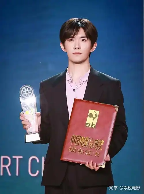 众望所归,易烊千玺夺金鸡奖最佳男主角,首位00后获奖者