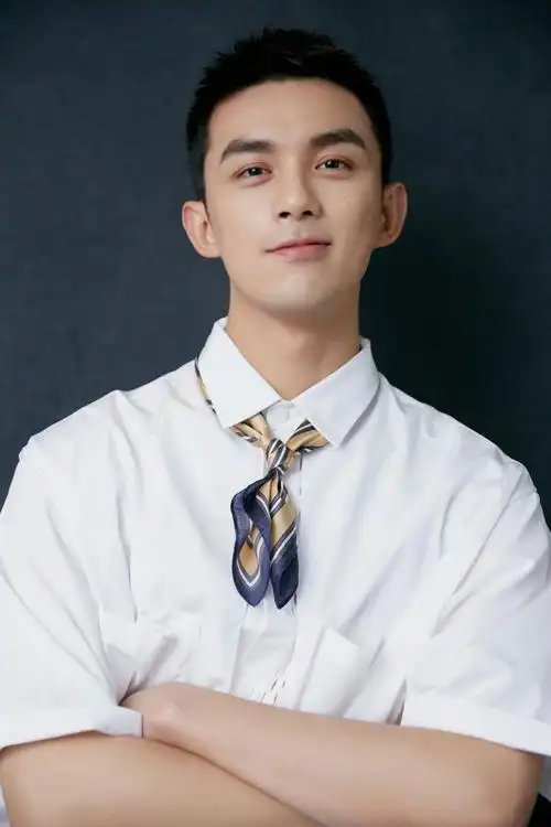 6月6日,刚结束国外行程的吴磊现身品牌线下见面会,一身纯白色造型