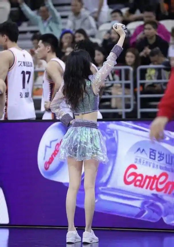 安徽某大学男老师要求女学生穿超短裙跳舞,师德败坏还是另有隐情