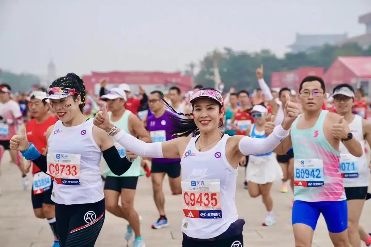 三万人尽情奔跑北京马拉松跑出好成绩