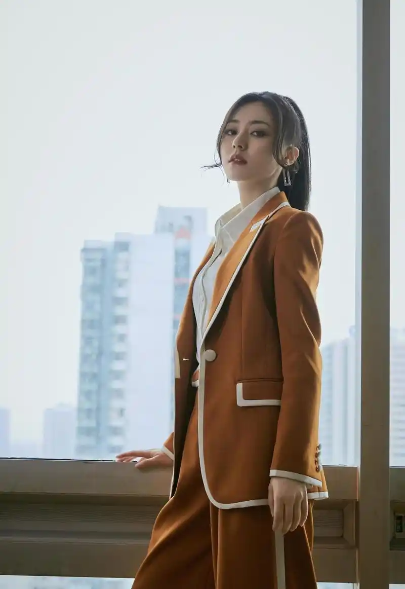 原创黄梦莹身材"真馋人"!穿深v领黑裙美出新高度,配红唇更显气质