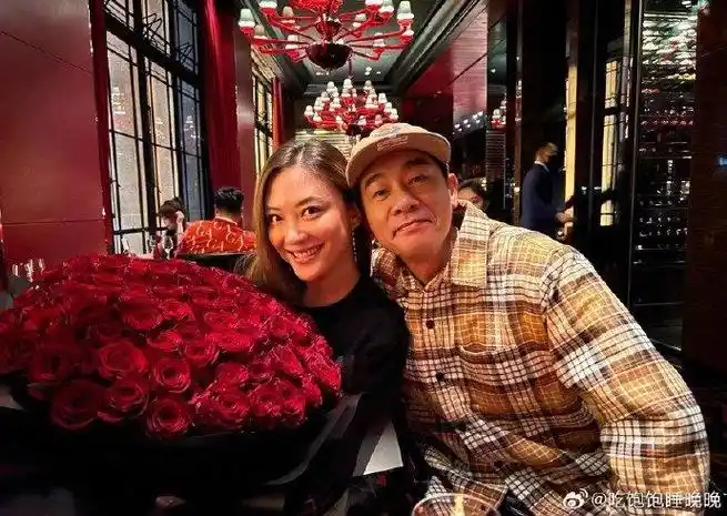 这真的是太甜了,陈小春和应采儿在520撒糖,这么多年过去