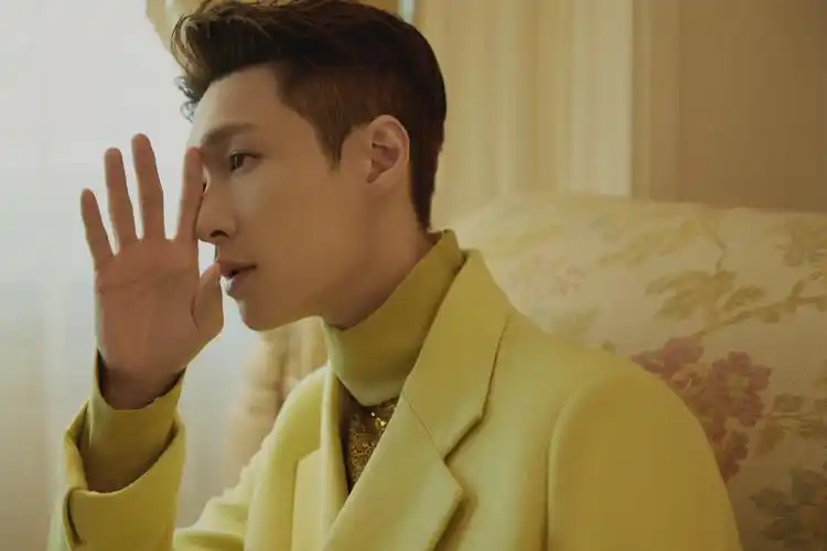 张艺兴身穿valentino 2021春夏高定系列黄色西服,简约帅气_高清图集