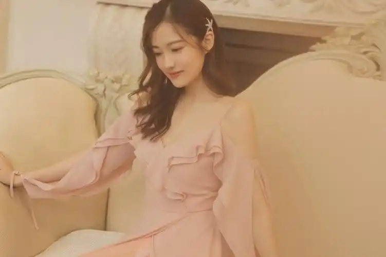 汤梦佳出席品牌发布会优雅娇俏仙气十足