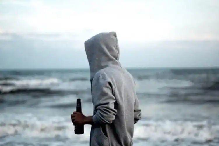 急求这张海边 背影 蓝色 男生的原图,不胜感激