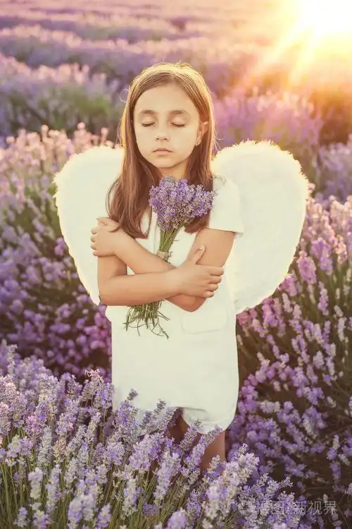 天使的翅膀和白色连衣裙的小女孩