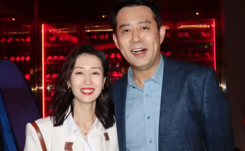 刘敏涛新恋情!与中年男子车内抱脸热吻,对方开豪车带金表很绅士